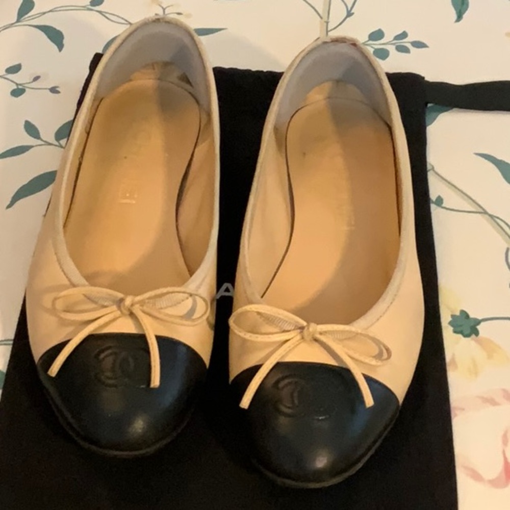 CHANEL Cream and Black Ballet Flats with Bow Detail 36 6